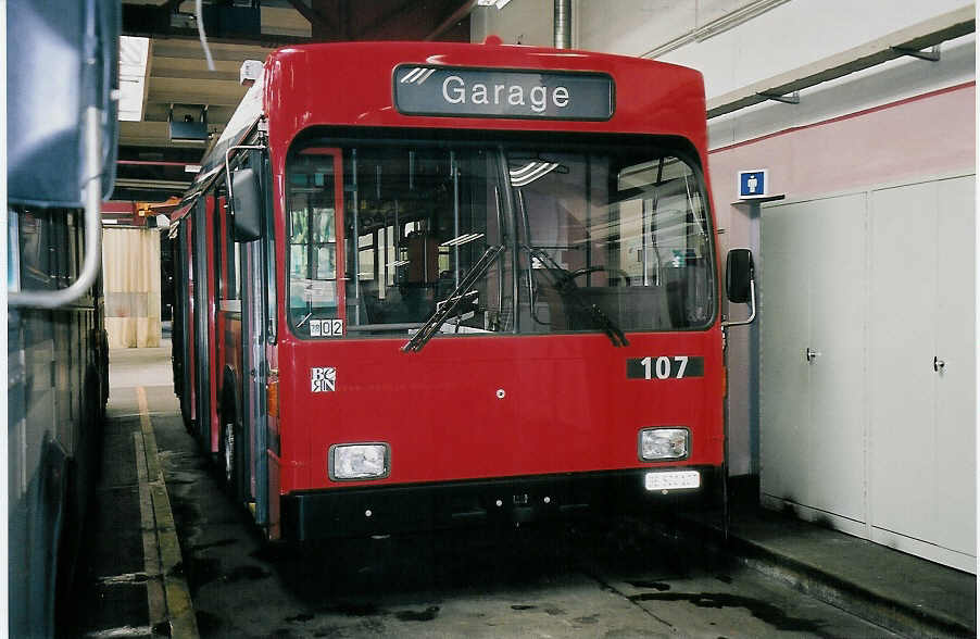 (051'907) - Bernmobil, Bern - Nr. 107/BE 500'107 - Volvo/R&J am 4. Februar 2002 in Bern, Eigergarage