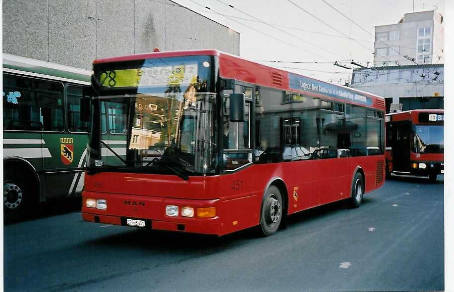 (051'926) - SVB Bern - Nr. 451/BE 535'451 - MAN/Berkhof am 4. Februar 2002 in Bern, Eigergarage