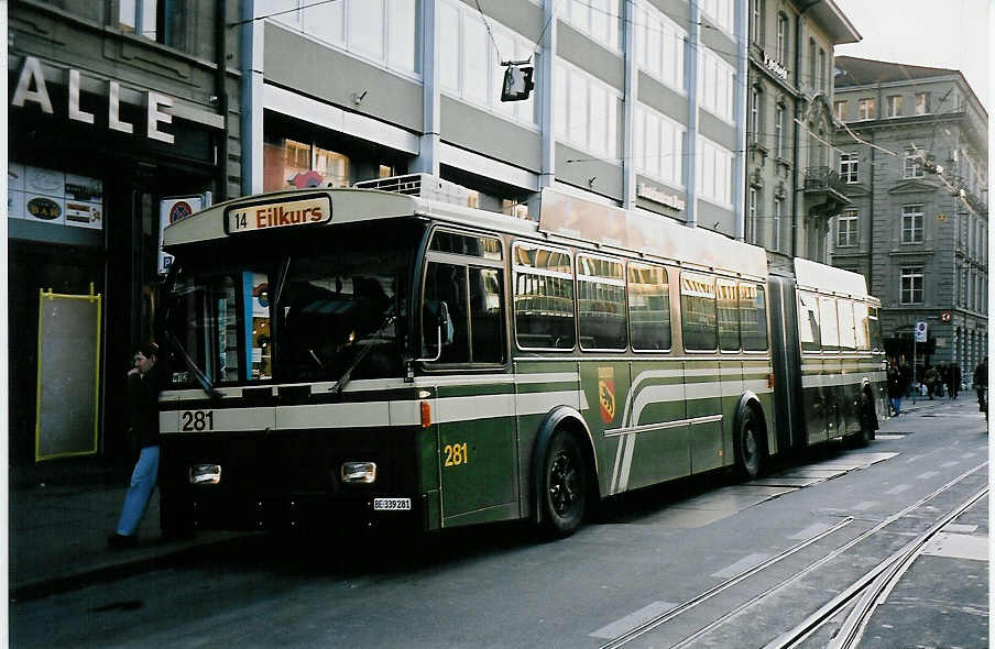 (051'936) - SVB Bern - Nr. 281/BE 339'281 - FBW/Hess-Gangloff am 4. Februar 2002 beim Bahnhof Bern