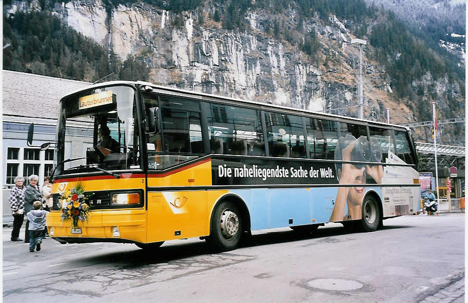 (052'012) - Schmocker, Stechelberg - Nr. 2/BE 393'401 - Setra (ex P 25'045) am 10. Februar 2002 beim Bahnhof Lauterbrunnen