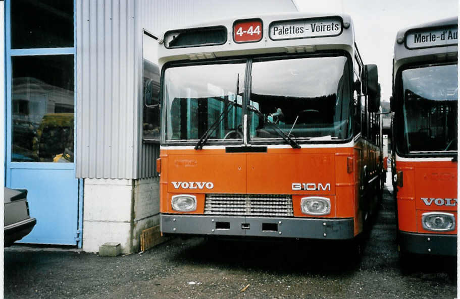 (052'133) - TPG Genve - Nr. 166 - Volvo/R&J am 23. Februar 2002 in Biel, BTR