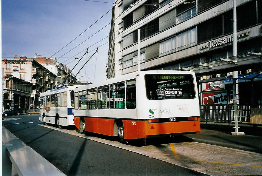 (052'226) - TL Lausanne - Nr. 912 - Lanz+Marti/Hess Personenanhnger am 17. Mrz 2002 beim Bahnhof Lausanne