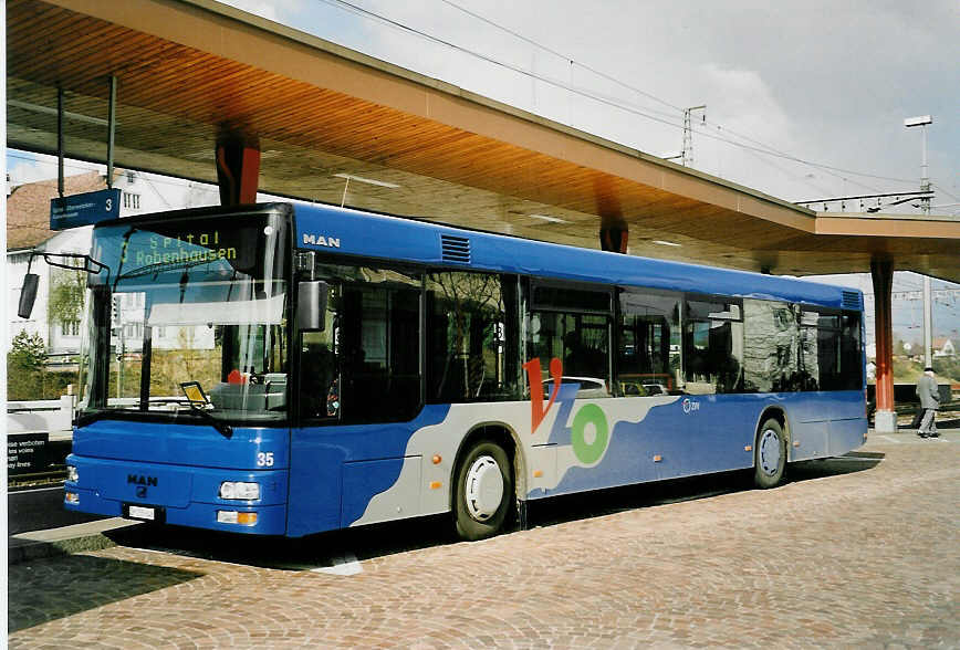 (052'509) - VZO Grningen - Nr. 35/ZH 255'648 - MAN am 23. Mrz 2002 beim Bahnhof Wetzikon