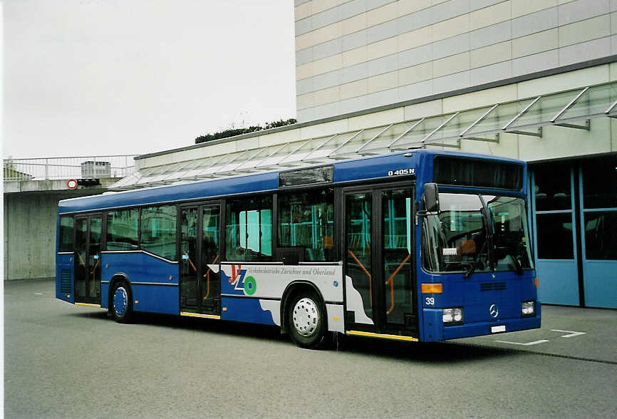 (052'523) - VZO Grningen - Nr. 39/ZH 242'853 - Mercedes (ex Schneider, Meilen Nr. 7) am 23. Mrz 2002 in Grningen, Garage