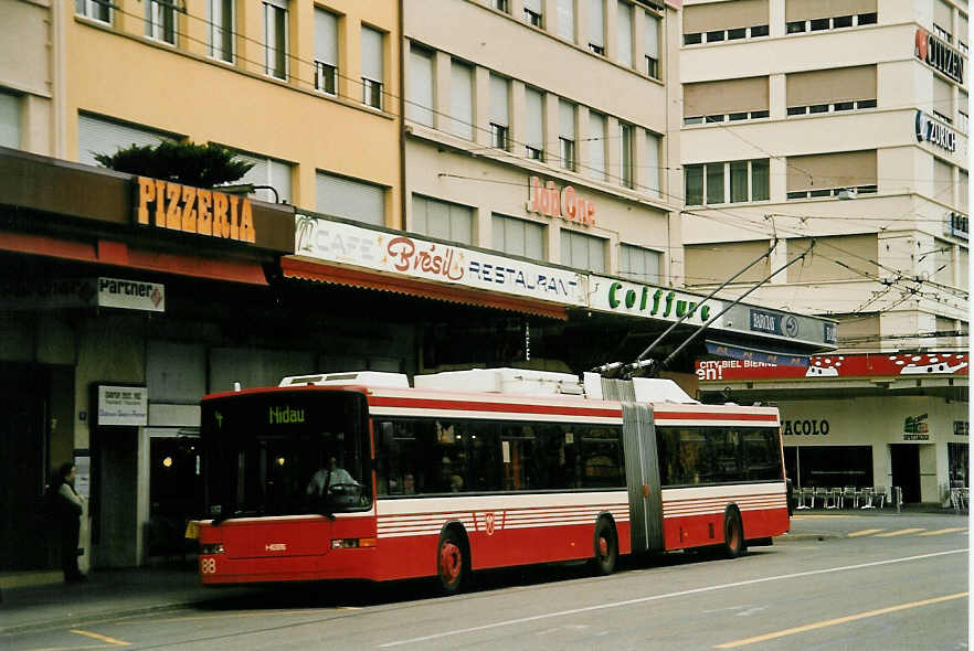 (052'635) - VB Biel - Nr. 88 - NAW/Hess Gelenktrolleybus am 30. Mrz 2002 beim Bahnhof Biel