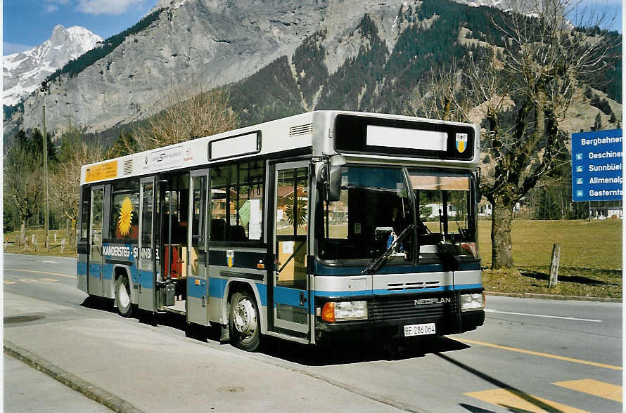 (052'709) - Stockbahn, Kandersteg - BE 286'064 - Neoplan (ex AAGI Interlaken Nr. 35) am 1. April 2002 beim Bahnhof Kandersteg