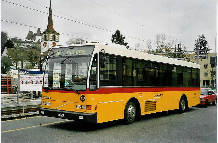 (052'813) - Gurtner, Worb - Nr. 2/BE 26'592 - Volvo/Berkhof am 7. April 2002 beim Bahnhof Worb Dorf