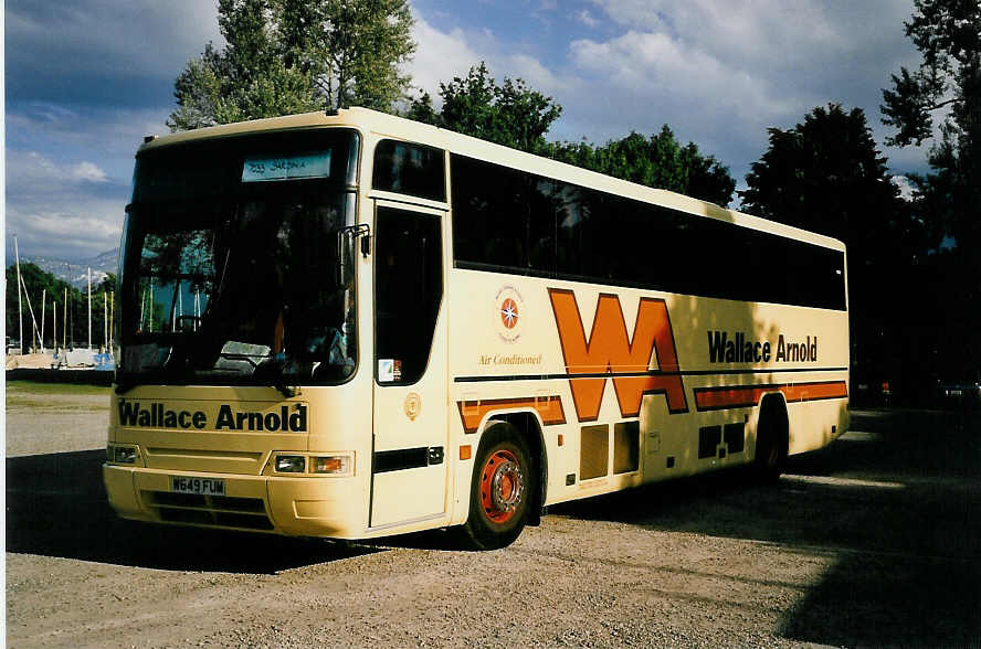 (053'533) - Aus England: Wallace, Torquay - W 649 FUM - Plaxton am 30. Mai 2002 in Thun, Lachenwiese