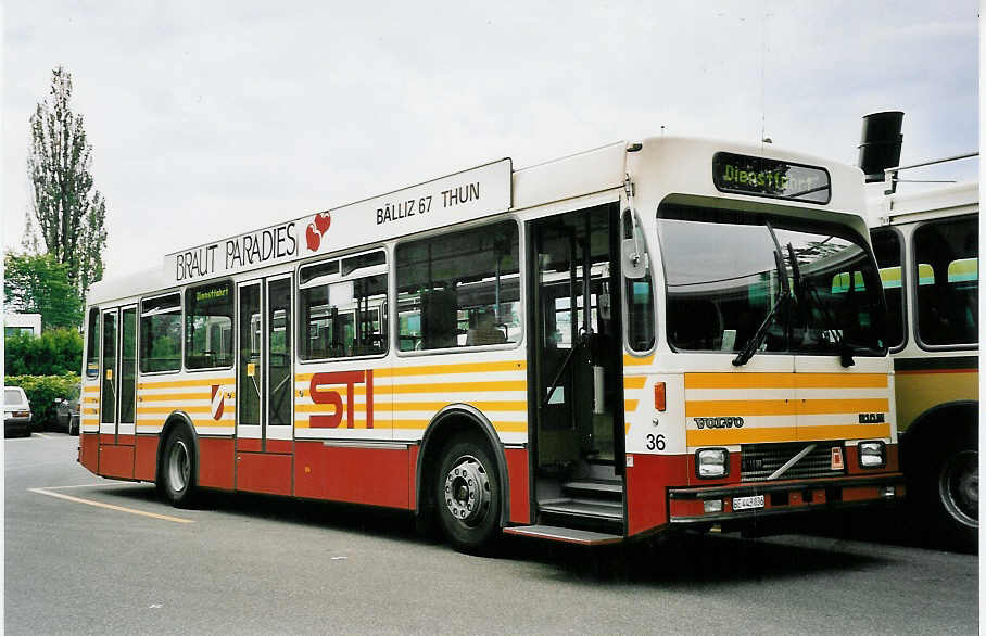 (053'616) - STI Thun - Nr. 36/BE 443'836 - Volvo/R&J (ex SAT Thun Nr. 36) am 3. Juni 2002 bei der Schifflndte Thun