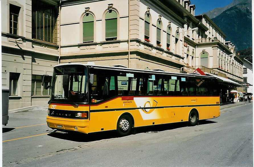 (054'826) - PTT-Regie - P 25'061 - Setra am 23. Juli 2002 beim Bahnhof Brig