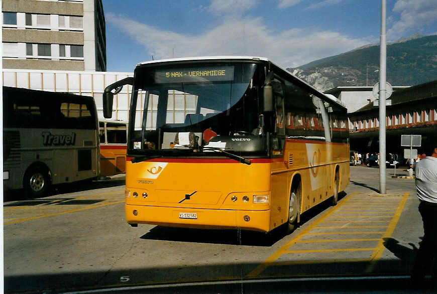 (054'910) - Bruttin, Nax - VS 132'582 - Volvo am 23. Juli 2002 beim Bahnhof Sion