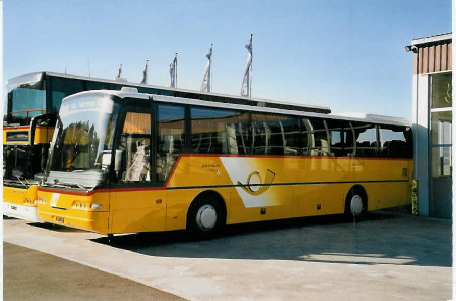 (055'131) - Gruber, Tiefencastel - Neoplan am 27. Juli 2002 in Horgen, Neoplan