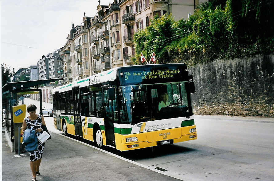 (055'504) - TN Neuchtel - Nr. 227/NE 111'227 - MAN am 25. August 2002 beim Bahnhof Neuchtel