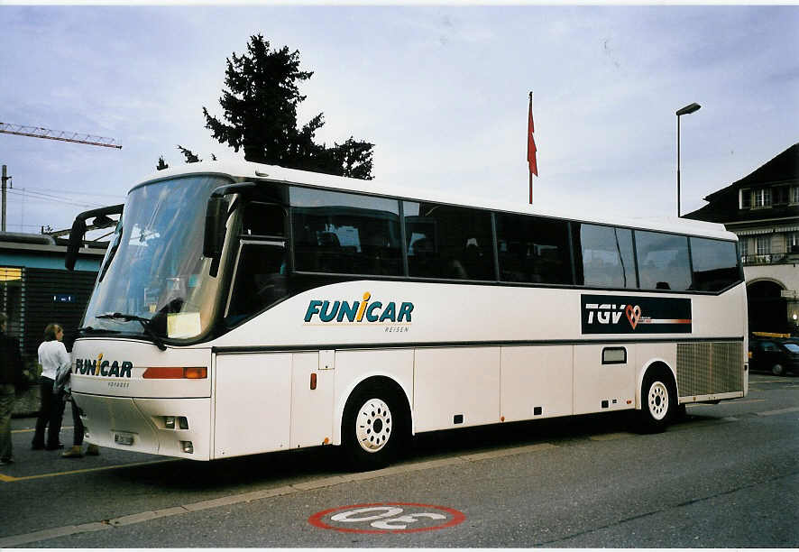 (055'601) - Funi-Car, Biel - Nr. 8/BE 207'008 - Bova am 31. August 2002 beim Bahnhof Thun