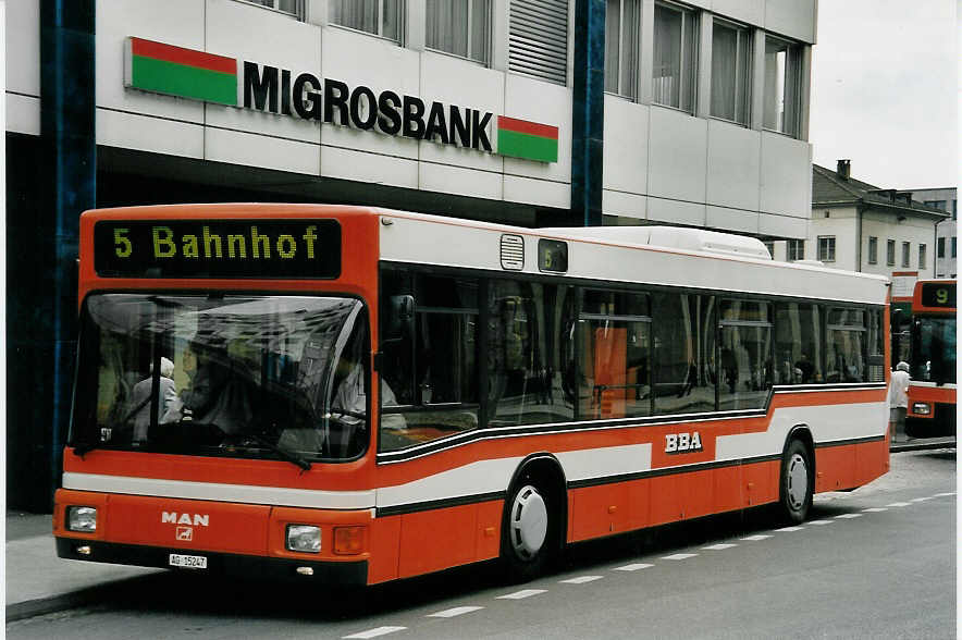 (056'005) - BBA Aarau - Nr. 147/AG 15'247 - MAN am 11. September 2002 beim Bahnhof Aarau