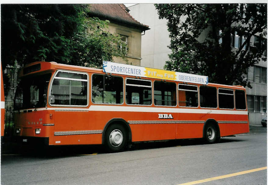 (056'007) - BBA Aarau - Nr. 25/AG 212'425 - Volvo/Hess am 11. September 2002 beim Bahnhof Aarau