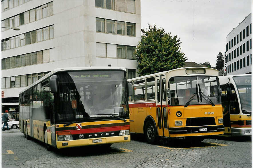 (056'114) - STI Thun - Nr. 80/BE 543'380 - Setra am 26. September 2002 beim Bahnhof Thun