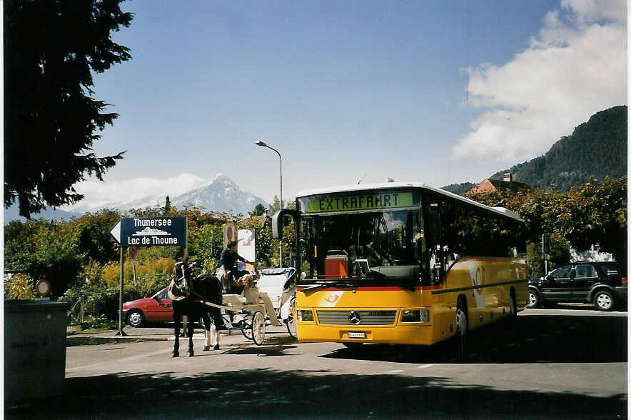 (056'120) - AVG Meiringen - Nr. 70/BE 417'870 - Mercedes am 28. September 2002 beim Bahnhof Interlaken West