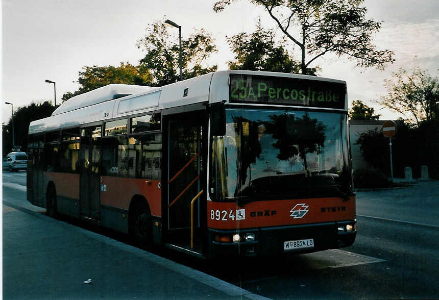 (056'412) - Wiener Linien - Nr. 8924/W 8924 LO - Grf/Steyr am 7. Oktober 2002 in Wien, Kagran