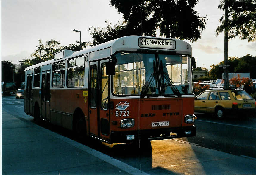 (056'417) - Wiener Linien - Nr. 8722/W 8722 LO - Grf/Steyr am 7. Oktober 2002 in Wien, Kagran