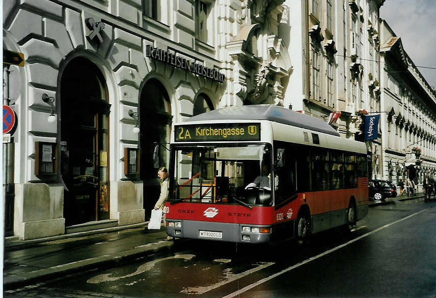 (056'420) - Wiener Linien - Nr. 8320/W 8320 LO - Grf/Steyr am 8. Oktober 2002 in Wien, Michaelerplatz