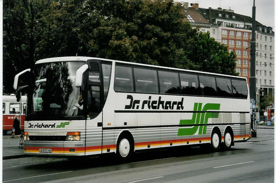 (056'423) - Dr. Richard - Nr. R6001/JE 317 AB - Setra am 8. Oktober 2002 in Wien, Schwedenplatz