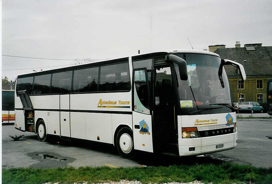 (056'602) - Aus der Schweiz: Amadeus, Visp - VS 196'299 - Setra am 9. Oktober 2002 in Wien, Schnbrunn