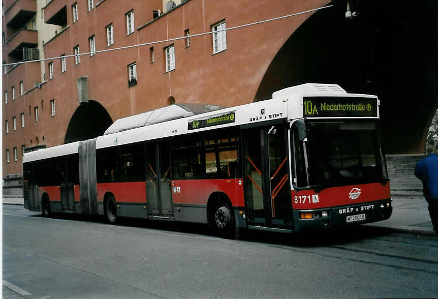 (056'614) - Wiener Linien - Nr. 8171/W 2132 LO - Grf&Stift am 9. Oktober 2002 in Wien, Heiligenstadt