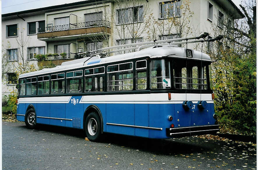 (057'213) - TF Fribourg - Nr. 37 - Saurer/Hess Trolleybus am 3. November 2002 in Fribourg, Garage