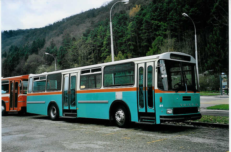 (057'436) - GFM Fribourg - Nr. 81 - Volvo/Hess am 30. November 2002 in Biel, BTR