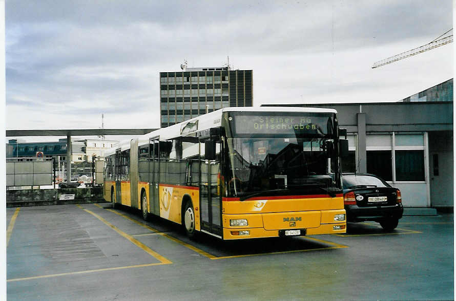 (058'117) - Steiner, Ortschwaben - Nr. 3/BE 143'287 - MAN am 31. Dezember 2002 in Bern, Postautostation