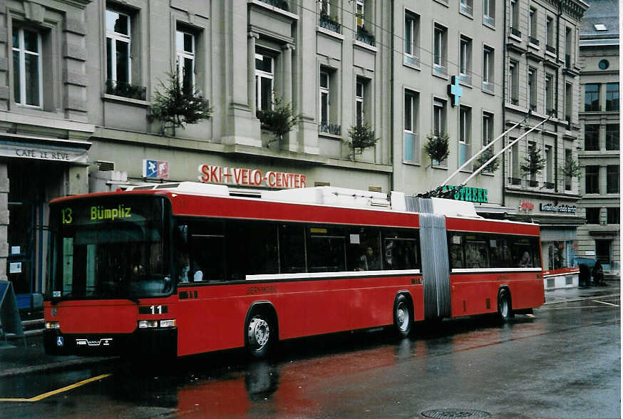 (058'204) - Bernmobil, Bern - Nr. 11 - NAW/Hess Gelenktrolleybus am 31. Dezember 2002 in Bern, Hirschengraben