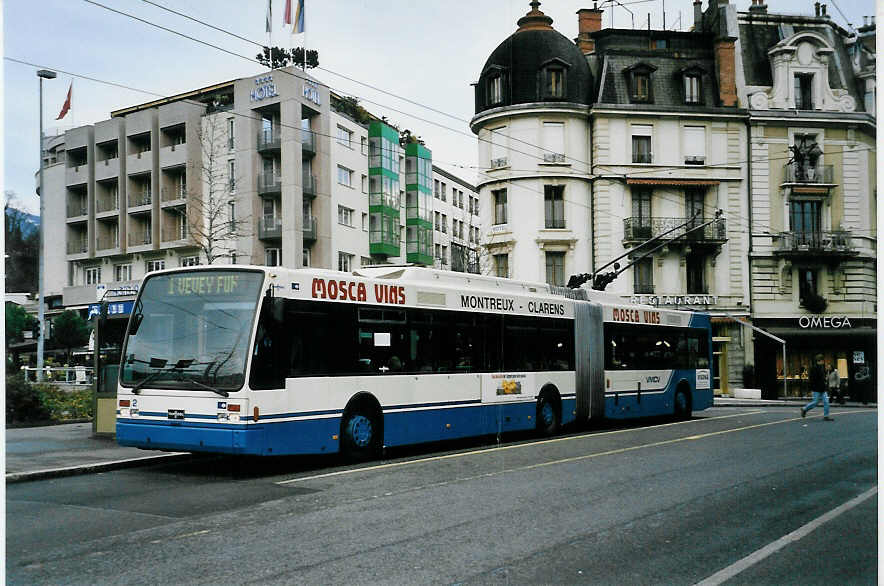 (058'422) - VMCV Clarens - Nr. 2 - Van Hool Gelenktrolleybus am 1. Januar 2003 beim Bahnhof Vevey