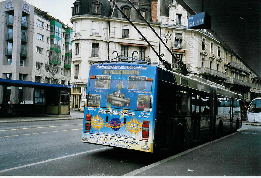 (058'423) - VMCV Clarens - Nr. 1 - Van Hool Gelenktrolleybus am 1. Januar 2003 beim Bahnhof Vevey