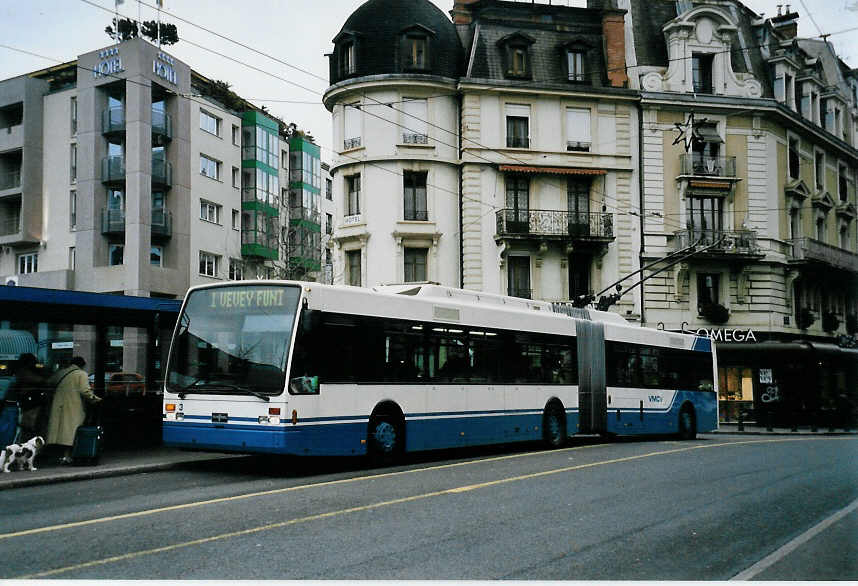 (058'426) - VMCV Clarens - Nr. 3 - Van Hool Gelenktrolleybus am 1. Januar 2003 beim Bahnhof Vevey