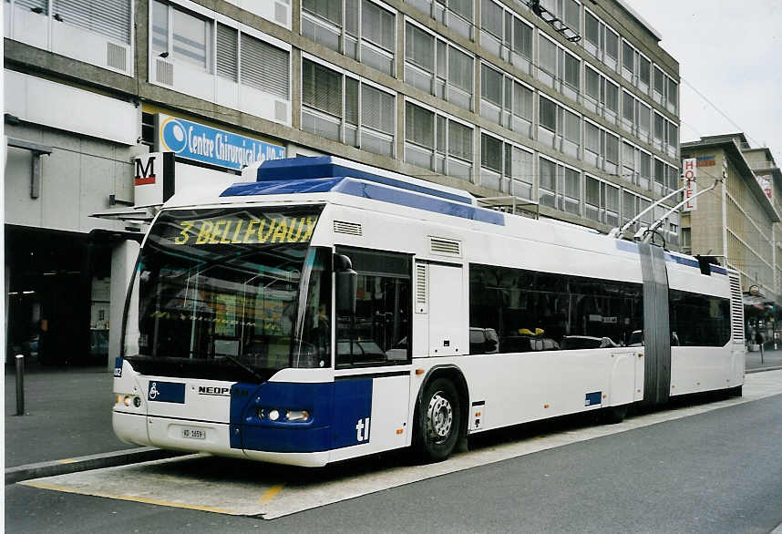 (059'125) - TL Lausanne - Nr. 802/VD 1659 - Neoplan Gelenkduobus am 16. Mrz 2003 beim Bahnhof Lausanne