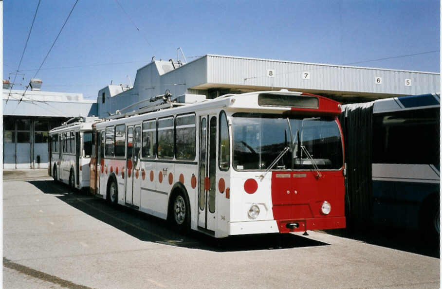 (059'821) - TPF Fribourg - Nr. 345 - FBW/Hess Trolleybus (ex TL Lausanne Nr. 702) am 18. April 2003 in Fribourg, Garage