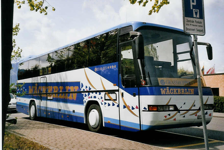 (060'019) - Wckerlin, Zrich - ZH 713'801 - Neoplan am 27. April 2003 in Thun, Hotel Seepark