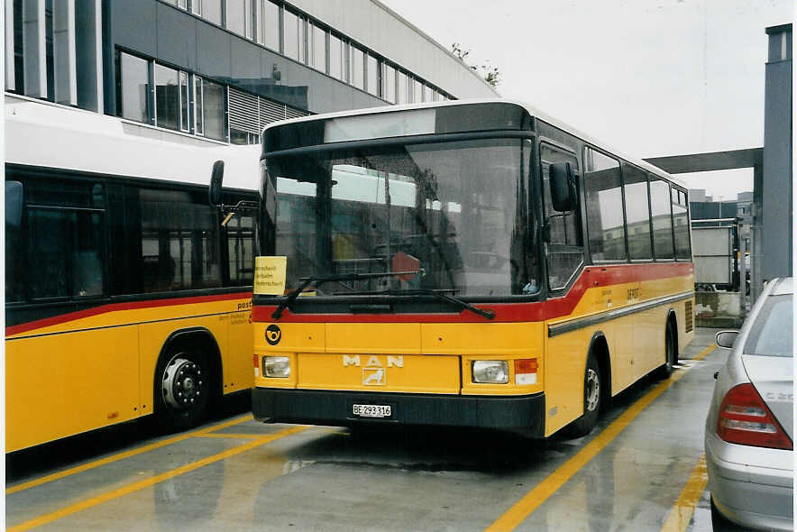 (060'215) - Trachsel, Hasle-Regsau - BE 293'316 - MAN/Hess (ex Loosli, Wyssachen) am 22. Mai 2003 in Bern, Postautostation