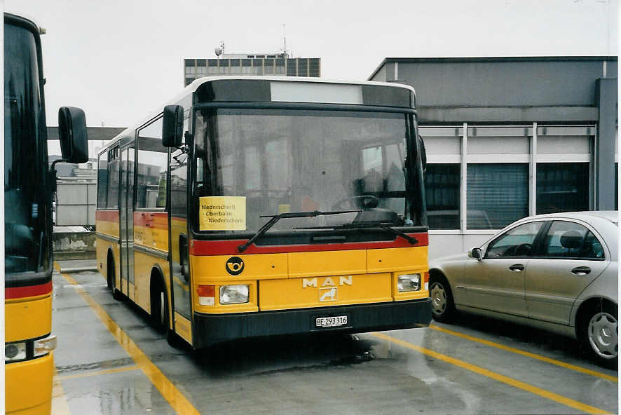 (060'216) - Trachsel, Hasle-Regsau - BE 293'316 - MAN/Hess (ex Loosli, Wyssachen) am 22. Mai 2003 in Bern, Postautostation