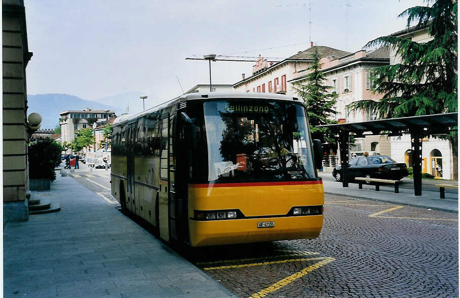 (060'402) - Mutti, San Bernardino - GR 47'155 - Neoplan (ex P 25'128) am 26. Mai 2003 beim Bahnhof Bellinzona