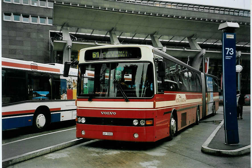 (060'535) - ARAG Ruswil - Nr. 13/LU 15'033 - Volvo/Van Hool am 26. Mai 2003 beim Bahnhof Luzern