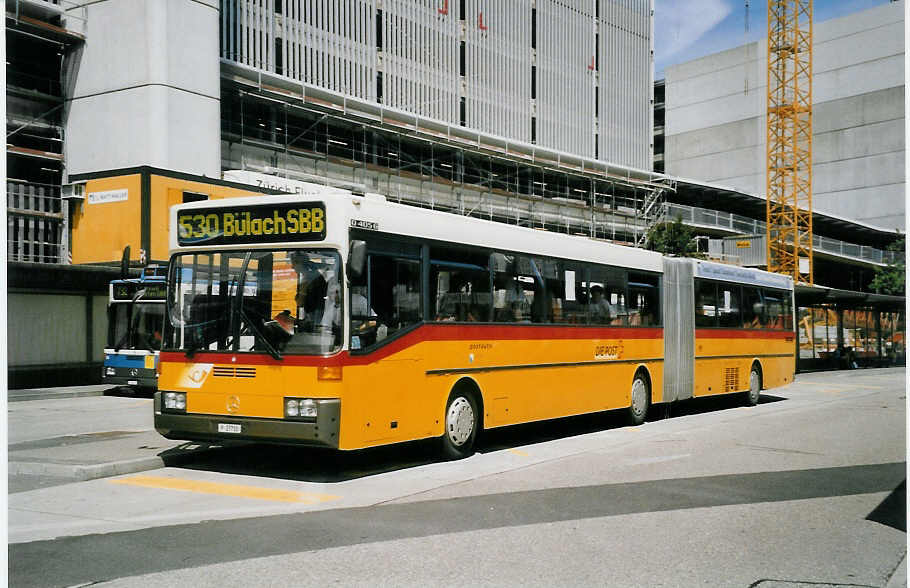 (061'921) - PTT-Regie - P 27'710 - Mercedes am 25. Juli 2003 in Zrich, Flughafen