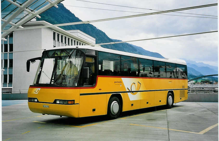 (062'135) - PostAuto Graubnden - GR 102'378 - Neoplan (ex P 25'119) am 29. Juli 2003 in Chur, Postautostation