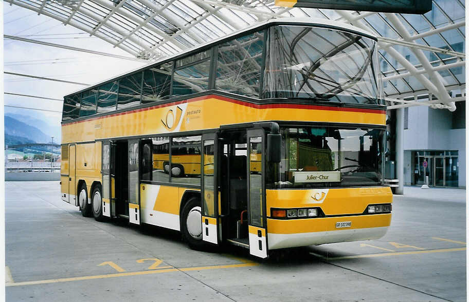 (062'202) - PostAuto Graubnden - GR 102'398 - Neoplan (ex P 27'811) am 29. Juli 2003 in Chur, Postautostation