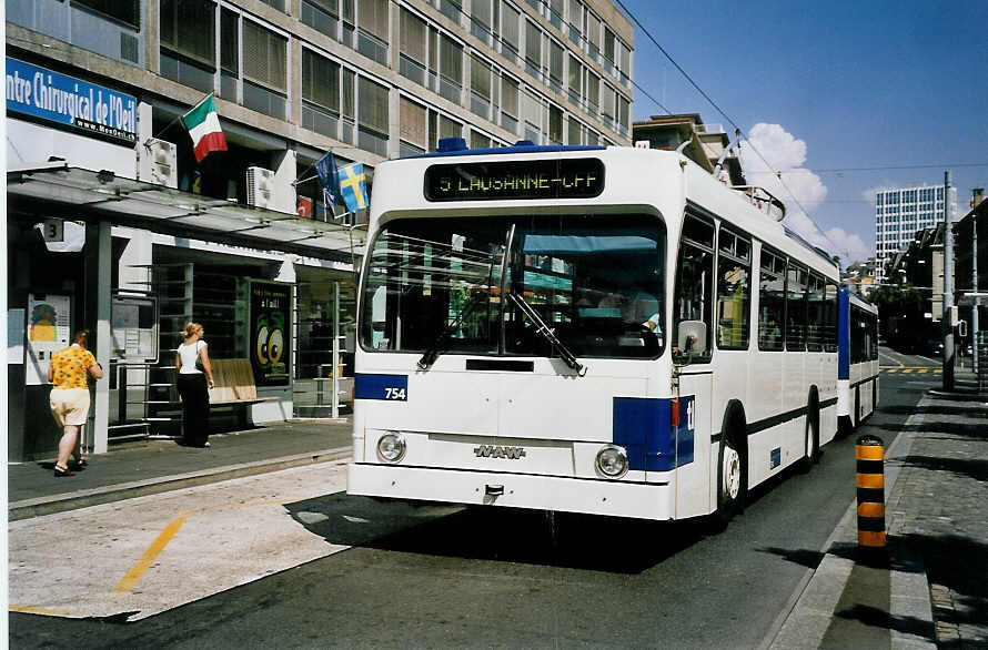 (062'625) - TL Lausanne - Nr. 754 - NAW/Lauber Trolleybus am 4. August 2003 beim Bahnhof Lausanne