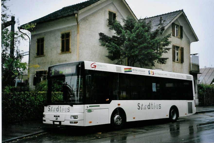 (063'716) - Wick, Wil - Nr. 5/SG 245'705 - MAN/Gppel am 9. Oktober 2003 beim Bahnhof Wil