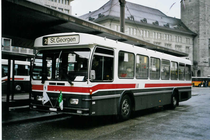 (063'728) - VBSG St. Gallen - Nr. 215/SG 141'215 - Saurer/Hess am 9. Oktober 2003 beim Bahnhof St. Gallen