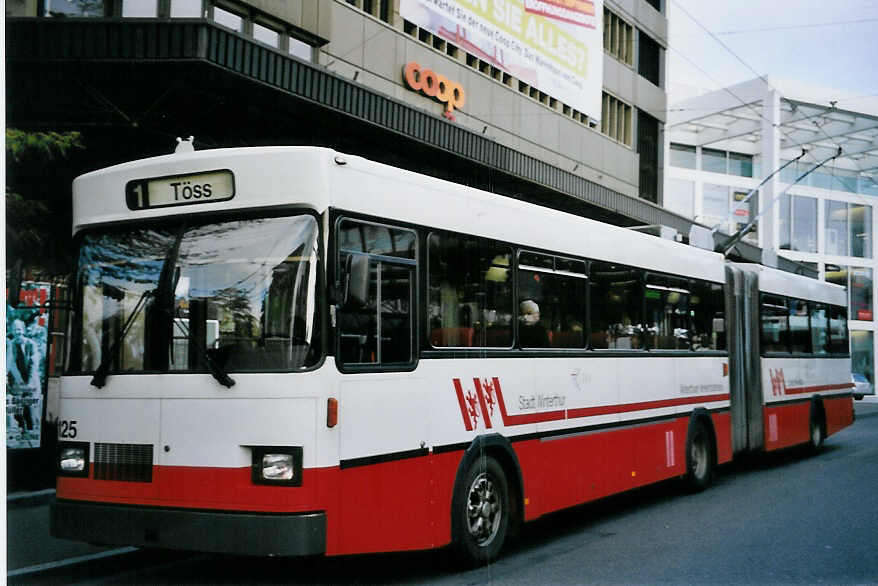 (064'119) - WV Winterthur - Nr. 125 - Saurer/FHS Gelenktrolleybus am 15. Oktober 2003 beim Hauptbahnhof Winterthur