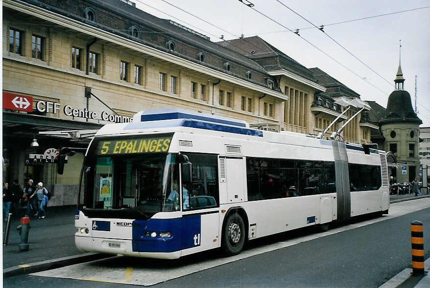 (064'606) - TL Lausanne - Nr. 827/VD 393'346 - Neoplan Gelenkduobus am 29. November 2003 beim Bahnhof Lausanne